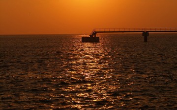 夕暮れの桟橋で。