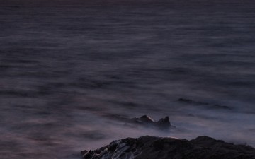 秋の夕暮れを海岸で。