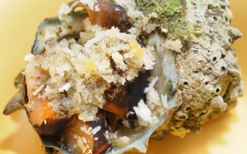 サザエの香草バターソース